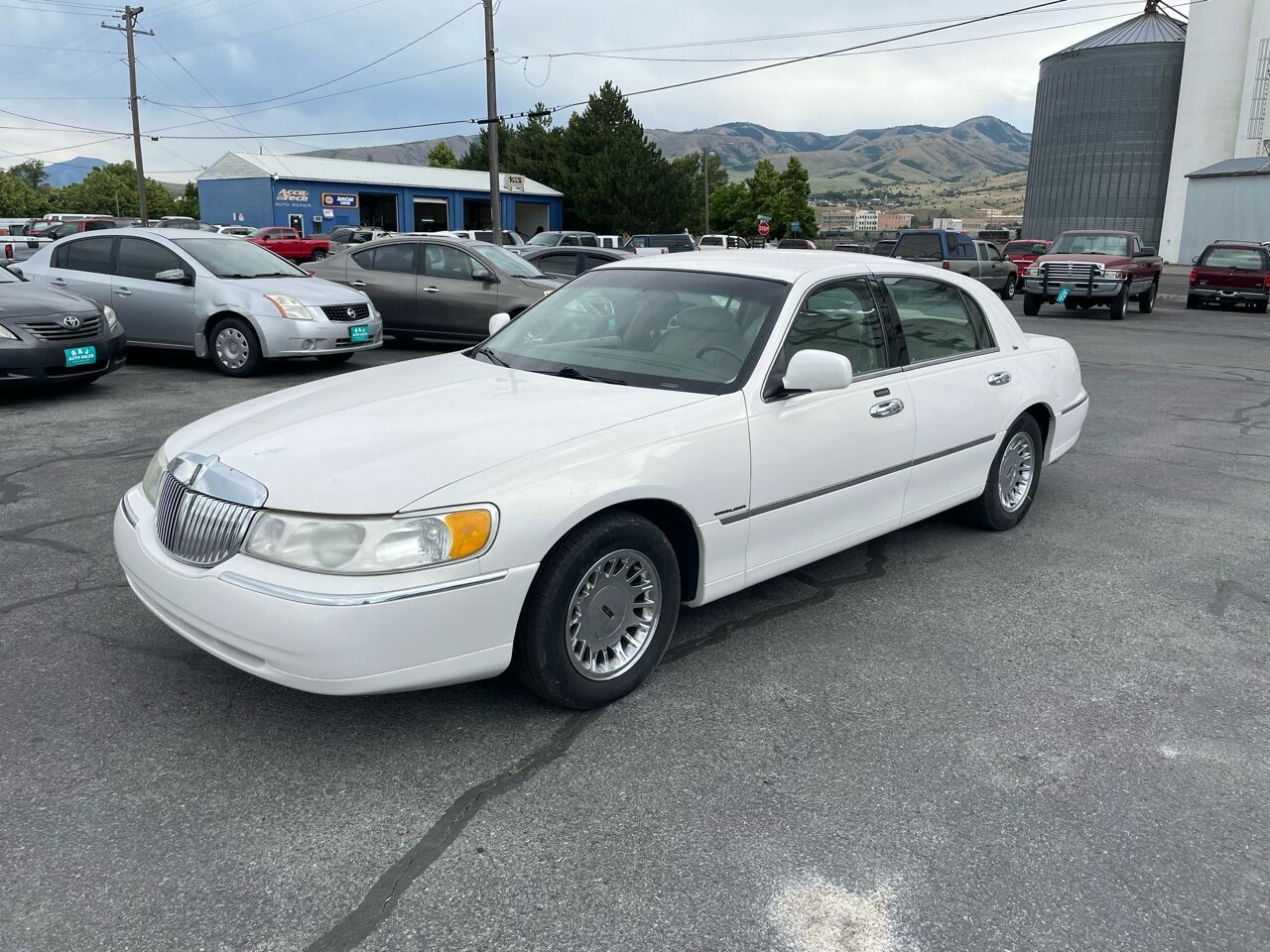 1999 - Lincoln - Town Car - $6,995